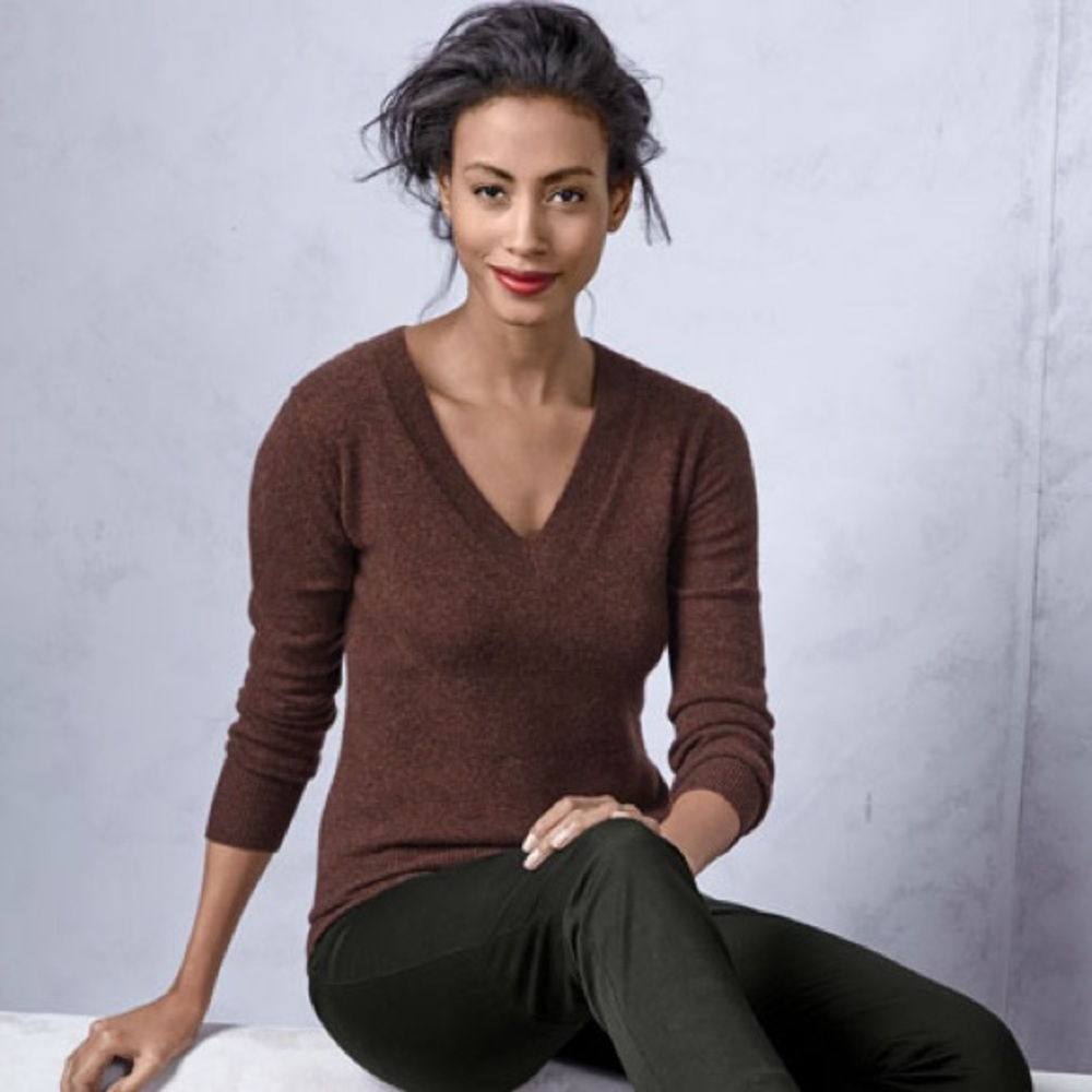 NEIMAN MARCUS Ribbed Cashmere V-neck sweater